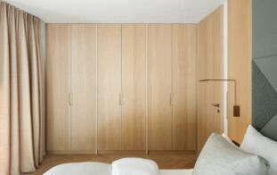 assets/images/6/schlafzimmer-ankleide-schrank-eiche-holz-muenchen-bogenhausen-25f46da5.jpg