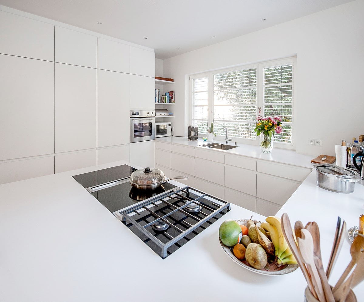 Kleine Weiße Würmer An Der Küchendecke Moderne Küche in weiß | Villa F in Nymphenburg, München | WAGNER